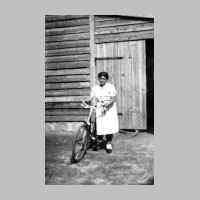 022-0311 Ruth Brandt im Sommer 1940 auf dem elterlichen Hof..jpg